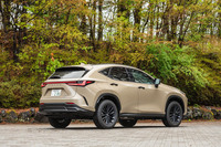 標準装備の電子制御式可変ダンパー「AVS」は“オーバートレイル”専用のセッティング。悪路走行に合わせた柔らかめの乗り味だ。