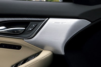 オプションの設定は少ないものの、標準で搭載される装備は非常に充実。15基のスピーカーからなるBOSEのサラウンドサウンドシステムも採用されている。