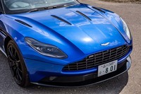 デイタイムランニングライト、サイドライト、コーナリングライトをワンユニットに収めたLEDヘッドライトを採用。ボンネット上にあるエアアウトレットは従来の「DB11」より2カ所多くなっている。