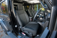 シートの表皮はファブリックが標準。しっかりとしたサイドサポートが頼もしい。