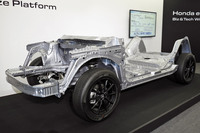 次世代の中型ハイブリッド車用プラットフォーム。ボディーをしならせる新しいボディー剛性マネジメントや、新しい衝突安全技術の採用とそれに伴う設計の効率化により、大幅な軽量化を果たしている。