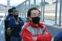 神山氏の走行を見守る加藤氏。テスト後は「当時の雰囲気がちゃんとある。レストアされた今のほうが、当時より調子がいい」と語った。