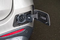 普通充電ポートはリアバンパーの左端に備わっている。出力6kWまでに対応する。