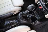 今回のマイナーチェンジではトランスミッションの変更が目玉のひとつだったが、他の仕様には新たにデュアルクラッチ式7段ATや8段ATが採用されたものの、ディーゼルモデルの「クーパーD／クーパーSD」はトルコン式6段ATのままとなっている。