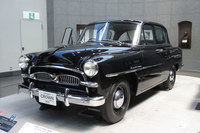 トヨタ博物館が所蔵する初代「トヨペット・クラウン」。戦後国産車の先駆けともいえるこのクルマも、フロントサスペンションはダブルウイッシュボーンの独立懸架だったが、リアはリジッドアクスルだった。