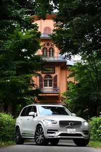 山形市内は、明治時代の名建築が数多く残されている。「XC90」の奥に見える山形市郷土館は、かつて病院として使われた施設。いまは国指定重要文化財となっている。