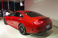 エクステリアにも専用デザインを数多く採用する「53シリーズ」。フロントバンパー後方のエアアウトレットや固定式のリアスポイラーなども専用装備となる（写真は「CLS53 4MATIC＋」）。