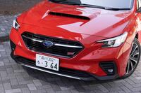 フロントまわりは、STIロゴ付きのグリルやメッキ加飾が施されたフロントバンパーが特徴。