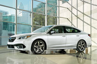 ライバルがクーペ的なデザインへと移行する中にあって、依然としてセダンらしさを保ち続ける「レガシィ」。セダンというジャンル自体が少数派となって久しい昨今、その存在はより貴重なものとなっている。