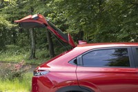 従来モデルよりもCピラーが前傾したことに合わせてリアゲートのヒンジが前方に移動し、開口部が広くなった。