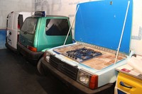 「パンダ」のガスコンロ。左奥は「フィアット・チンクエチェント」の食洗機。いずれもトリノ自動車博物館におけるユーモラスなオブジェである。