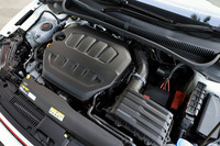 2リッター直4ターボエンジンの最高出力は207PS/4600-6000rpm、最大トルクは320N・m/1500-4500rpm。マイナーチェンジ前（200PS/4400-6000rpm、320N・m/1500-4350rpm）と比べると、最高出力の数値や、最高出力および最大トルクの発生回転域が若干異なっている。