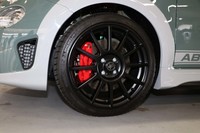 12スポークの専用17インチアルミホイール。ブレーキはブレンボ製のものがおごられる。