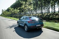 「ボルボC40リチャージ」の国内価格は719万円。まず100台がサブスクリプションプログラムとして供給され、2021年11月18日～30日の期間限定で同プログラムの抽選受け付けが行われる。その後、2022年1月開設予定のウェブサイトを通じて、サブスクリプション以外のファイナンスプログラムを含めたオンライン販売が始まる見込み。