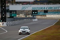 2019年11月26日、ルノー・スポールのテストドライバーであるロラン・ウルゴン氏のドライブで鈴鹿サーキットのタイムアタックに臨む「メガーヌR.S.トロフィーR」。先代モデルのタイムより3秒ほど速い2分25秒454を記録した。