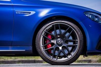 タイヤサイズはフロントが幅265、リアが幅295でともに20インチ。試乗車は「ピレリPゼロ」を履いていた。