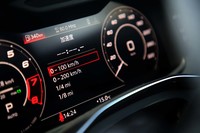 センタースクリーンと「アウディバーチャルコックピット」（写真）には「RS」専用メニューが設定されている。写真は「加速度」を表示したところ（サーキット専用）。