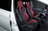 テスト車に装備されていたオプションのレカロ製スポーツシート。通常は、レッドステッチが施されたスエード調表皮のスポーツシートが装備される。