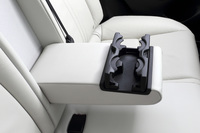 新たに採用されたリアシートのセンターアームレストにも、2本分のカップホルダーが設けられている。