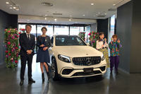 「メルセデス・ベンツGLC」を中心に、左からメルセデス・ベンツ日本の上野金太郎社長、モデルの道端カレンさん、尼神インターの誠子さん、渚さん。