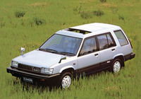 1982年「トヨタ・スプリンター カリブ」。1.5リッター直4エンジンを縦置きしたFFをベースにパートタイム4WD機構を追加。変速機は5段MTで4WD時に使えるエクストラローを備えていた。