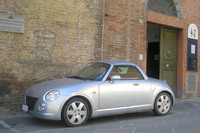 「Daihatsu」は、イタリアでは「ダイアーツ」がいいでしょう。2008年シエナにたたずんでいた「コペン」。
