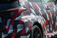 巨大なタイヤを納めるべく、フェンダーはブリスター形状となっている。