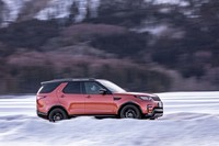 2017年5月に日本で発売された5代目となる「ランドローバー・ディスカバリー」。先代とは打って変わってラウンドしたフォルムがエクステリア上の特徴となる。