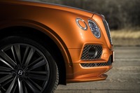 ブラックのグリル類やダーク調のヘッドランプが目を引くフロントまわり。ボディーカラーは17色用意される。