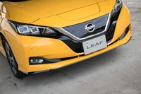 「リーフe＋」には、フロントバンパーの下にブルーの装飾パーツが備わる。外観上での標準車との違いはこの1点のみ。