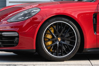 タイヤサイズは前：275/40 ZR20、後ろ：315/35ZR20の組み合わせが標準だが、テスト車にはオプションで用意される21インチサイズのタイヤがセットされていた。