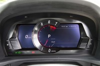 中央にエンジン回転計を配した、TFT液晶式メーター。回転数を示すリングなど、部分的に立体的な造形が組み合わされている。