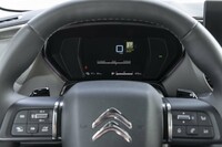 メーターパネルはコンパクトなフル液晶タイプ。サイズ感は「C4」などと近いが、「C5 X」のほうが表示レイアウトやカラーリングが落ち着いている。