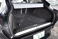 荷室の容量は、5人乗車時で632リッター。トノカバーは折れ目のある板状で、巻き取り式にはなっていない。