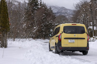 たまの雪に備えるだけでなく、「ソルウス4S HA32」を履いていれば雪遊びにも出かけられる。日々アクティブにお過ごしの方にぜひ試してほしいオールシーズンタイヤだ。