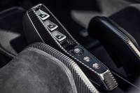 シフトセレクターなどのボタンが配置されただけの、シンプルなセンターコンソール。中央に備わる丸いボタンは、イグニッションではなくローンチコントロールシステムの作動スイッチである。