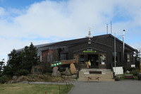 2日目は、一日使って琵琶池や横手山などを散策。写真は横手山の上に位置する、その名も横手山頂ヒュッテ。徒歩で行く根性はないので、スカイレーター（歩く歩道みたいなの）とリフトを乗り継いで行った。