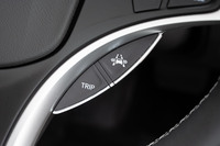 高度車線変更支援機能のスイッチ。これを押すと、ハンズオフ走行中に前走車に接近すると、システムが追い越しが必要か否かを判断。自動で車線変更を行ってくれる。