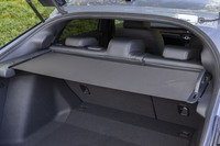 トノカバーはロール式となっており、使わないときは左に巻き取られている。これは便利。