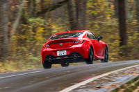 パワーステアリングは全体的に操舵感が軽くなった。ドリフト時にカウンターステアが当てやすくなるなどが主目的のようだが、駐車時などのごく低速域でも扱いやすくなっている。