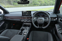 赤いステッチが施されたステアリングホイールや赤いピンストライプで飾られたパネルなどの「RS」の専用アイテムでスポーティーに仕上げられたコックピット。