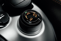 「オート」「オフロード」「ヒルディセントコントロール」の3種類のドライブモードが切り替えられるセレクタースイッチ。