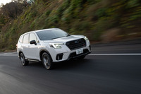 外装ではフロントグリルやバンパーガード、ガーニッシュなど、各部のパーツをブラックで統一。ルーフレールは装備されず、サンルーフも選択不可となる。