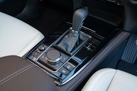 ディーゼルモデルには6段ATのみが設定される。ガソリンモデルではパーキングブレーキスイッチの前方に備わるドライブモードセレクターも、ディーゼルモデルでは省かれている。