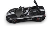 「コルベット コンバーチブル シルバーフレイムシリーズ」。ボディーカラーが「カーボンフラッシュ メタリック」のモデルには、「スターリングシルバー」のフルレングスデュアルレーシングストライプが添えられる。