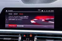 M独特の走行プログラム「Mモード」の選択画面。「スポーツ」および「トラック」モードでは「Mビュー」が有効となり、レーストラック上でもタイヤの空気圧や温度、ブースト圧などの情報を表示可能だ。
