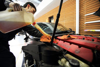 購入からまだ3カ月、距離も2000kmしか走っていないのでちょっともったいない気もしたが、一応オイル交換をしてもらった。銘柄は「モービル1 フューエルエコノミー 10W-30」。赤いV10エンジンは8.7リッターをごくごくと飲み込んだ。