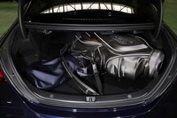 「セダン」のトランクルーム容量は、5人乗車時で540リッター。プラグインハイブリッドモデルは170リッター少ない370リッターとなる。