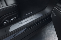 ホワイトゴールドメタリックの“Panamera10”ロゴがあしらわれたドアエントリーガード。