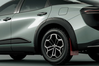 新デザインのアルミホイールに245/60R18サイズのオールテレインタイヤを組み合わせる。